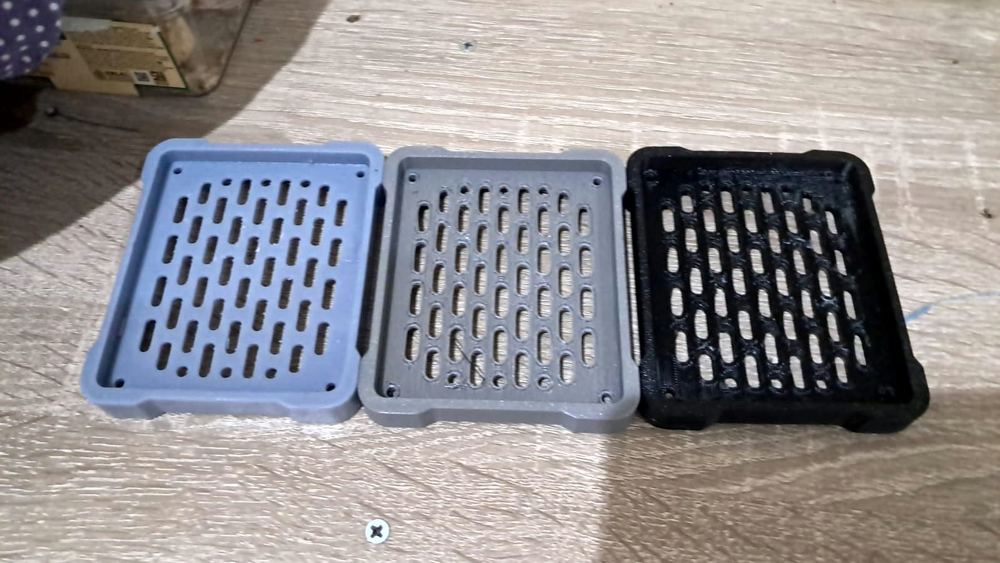Tiga tray yang sama dicetak dalam warna biru, abu-abu, dan hitam